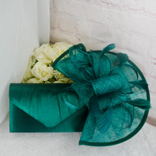 Load image into Gallery viewer, Emerald Green Satin Bridal Set: Heels, Clutch & Fascinator