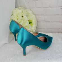 Load image into Gallery viewer, Teal Satin Bridal Set: Handmade Low Heels, Clutch Bag, Fascinator