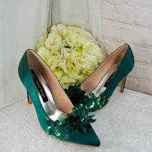 Load image into Gallery viewer, Emerald Green Satin Bridal Set: Handmade Heels, Clutch, Fascinator