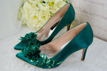 Load image into Gallery viewer, Emerald Green Satin Bridal Set: Handmade Heels, Clutch, Fascinator
