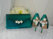 Load image into Gallery viewer, Emerald Green Satin Bridal Set: Handmade Heels, Clutch, Fascinator