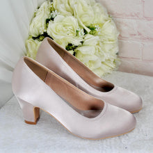 Load image into Gallery viewer, Nude Satin Bridal Set: Block Heel Shoes, Clutch Bag & Sinamay Fascinator