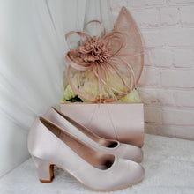 Load image into Gallery viewer, Nude Satin Bridal Set: Block Heel Shoes, Clutch Bag & Sinamay Fascinator