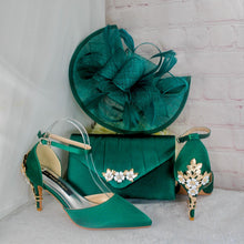 Load image into Gallery viewer, Emerald Green Satin Heel, Clutch, Fascinator Set, Wedding Guest Outfit