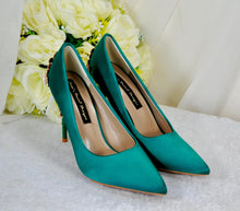 Load image into Gallery viewer, Emerald Green Satin Bridal Set: Handmade Heels, Clutch, Fascinator