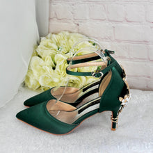 Load image into Gallery viewer, Emerald Green Satin Heel, Clutch, Fascinator Set, Wedding Guest Outfit