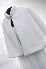 Load image into Gallery viewer, Fur Bridal Cape