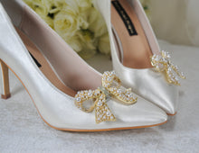 Load image into Gallery viewer, Pearl Bow Shoe Clips