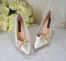 Load image into Gallery viewer, Pearl Bow Shoe Clips