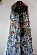 Load image into Gallery viewer, Black Autumn Flower Floral Veil