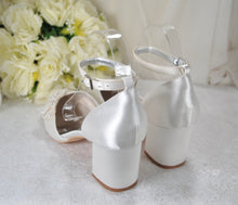 Load image into Gallery viewer, Block Heels with Pearl Bow