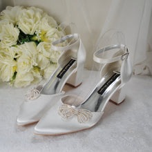 Load image into Gallery viewer, Block Heels with Pearl Bow