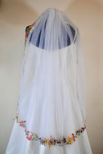 Load image into Gallery viewer, Floral Lace Edge Veil