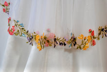 Load image into Gallery viewer, Floral Lace Edge Veil