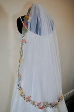 Load image into Gallery viewer, Floral Lace Edge Veil