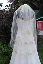 Load image into Gallery viewer, Delicate Meadow Flower Veil