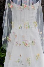 Load image into Gallery viewer, Delicate Meadow Flower Veil