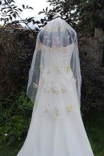 Load image into Gallery viewer, Delicate Meadow Flower Veil