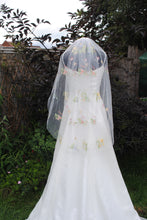 Load image into Gallery viewer, Delicate Meadow Flower Veil