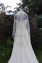 Load image into Gallery viewer, Delicate Meadow Flower Veil