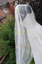 Load image into Gallery viewer, Delicate Meadow Flower Veil