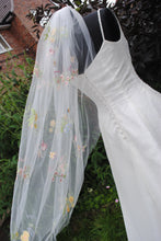 Load image into Gallery viewer, Delicate Meadow Flower Veil