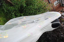 Load image into Gallery viewer, Delicate Meadow Flower Veil