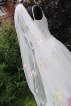 Load image into Gallery viewer, Delicate Meadow Flower Veil