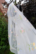 Load image into Gallery viewer, Delicate Meadow Flower Veil