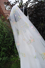 Load image into Gallery viewer, Delicate Meadow Flower Veil