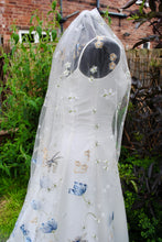 Load image into Gallery viewer, Lotus Flower Floral Veil