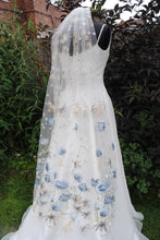 Load image into Gallery viewer, Lotus Flower Floral Veil