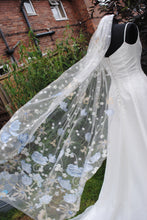 Load image into Gallery viewer, Lotus Flower Floral Veil