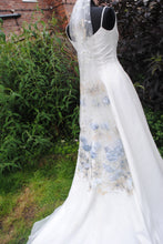 Load image into Gallery viewer, Lotus Flower Floral Veil