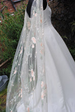 Load image into Gallery viewer, Champagne Floral Wedding Cape