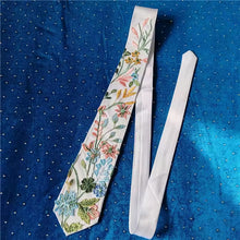 Load image into Gallery viewer, Bridal Veil with Embroidered Flowers and attached comb