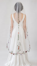 Load image into Gallery viewer, Floral Embroidered Edge Bridal Veil,