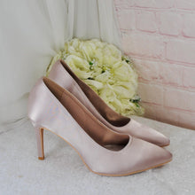 Load image into Gallery viewer, Nude Satin Bridal Set: Handmade Heels, Clutch Bag, Fascinator