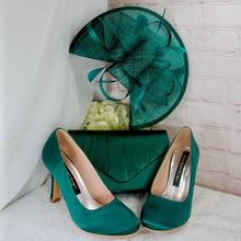 Load image into Gallery viewer, Emerald Green Satin Bridal Set: Heels, Clutch & Fascinator