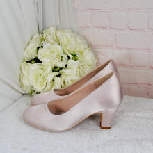 Load image into Gallery viewer, Nude Satin Bridal Set: Block Heel Shoes, Clutch Bag & Sinamay Fascinator