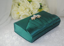 Load image into Gallery viewer, Emerald Green Satin Bridal Set: Handmade Heels, Clutch, Fascinator