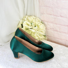Load image into Gallery viewer, Emerald Green Satin Bridal Set: Heels, Clutch & Fascinator