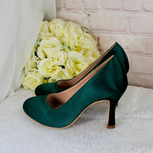 Load image into Gallery viewer, Emerald Green Satin Bridal Set: Heels, Clutch & Fascinator
