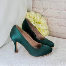 Load image into Gallery viewer, Emerald Green Satin Bridal Set: Heels, Clutch & Fascinator