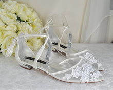 Load image into Gallery viewer, Floral Embroidered lace Flats