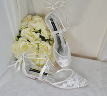 Load image into Gallery viewer, Floral Embroidered lace Flats