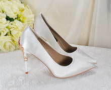 Load image into Gallery viewer, Ivory with Gold Filigree Vine Heels