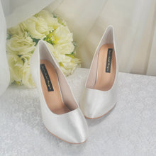 Load image into Gallery viewer, Clara