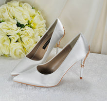 Load image into Gallery viewer, Ivory with Gold Filigree Vine Heels