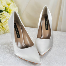 Load image into Gallery viewer, Ivory with Gold Filigree Vine Heels